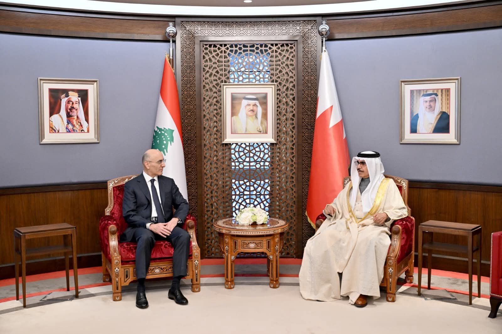 تعزيز التعاون الأمني اللبناني–البحريني في لقاء بين الحجار وآل خليفة بالمنامة