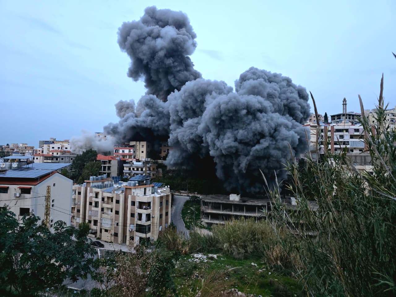 إصابات طفيفة بين الصحافيين جراء تطاير شظايا أثناء غارة في قناريت