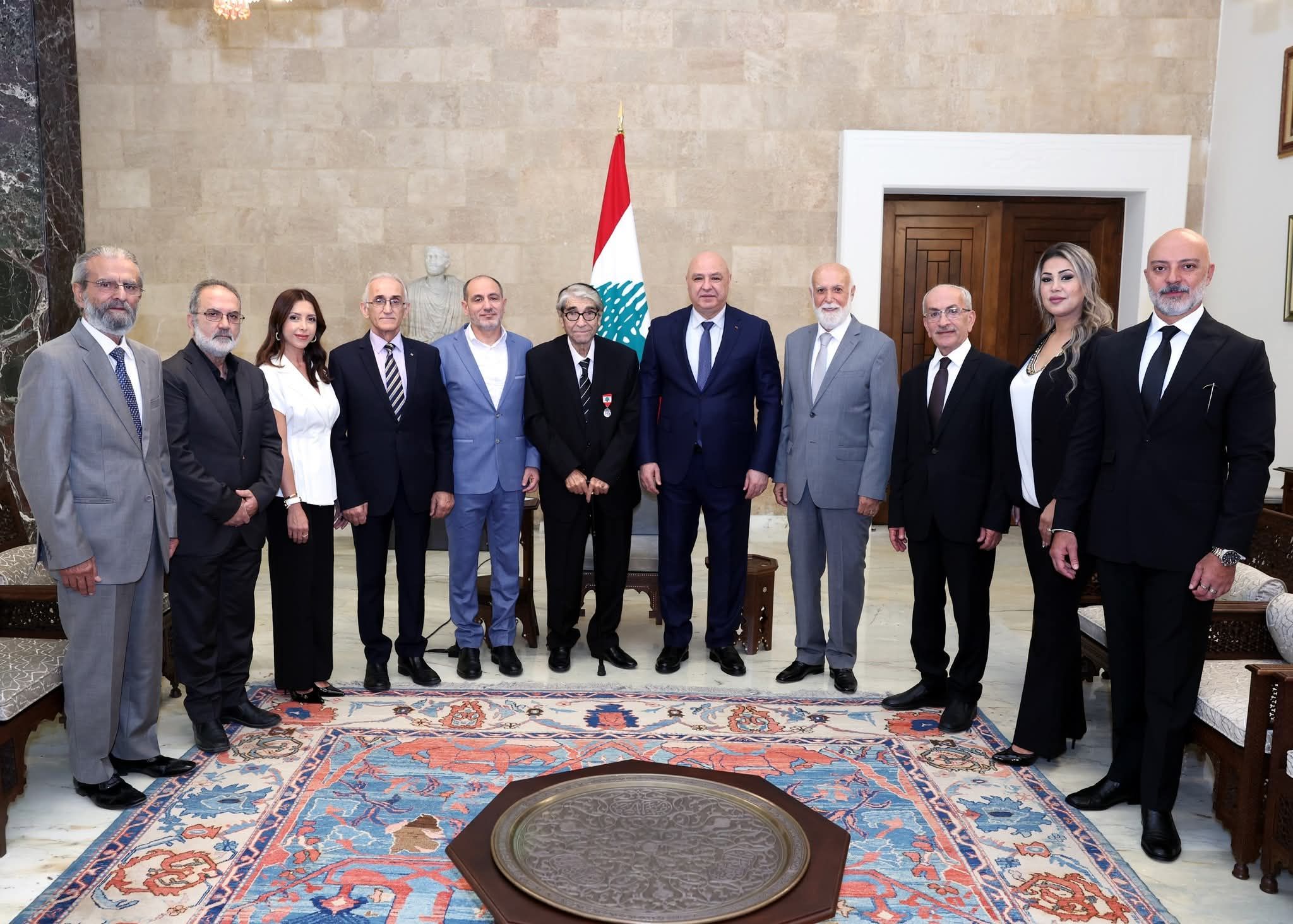 الرئيس عون يقلّد الفنان صلاح تيزاني وسام الاستحقاق الفضي تقديراً لمسيرته الفنية