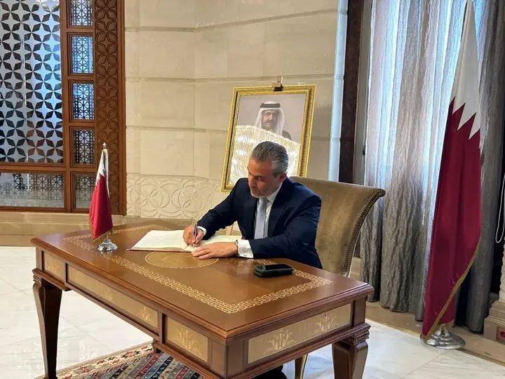"تغيب الوجوه وتبقى الآثار"... رسالة وفاء من محمود مكيّة للأمير الوالد حمد بن خليفة
