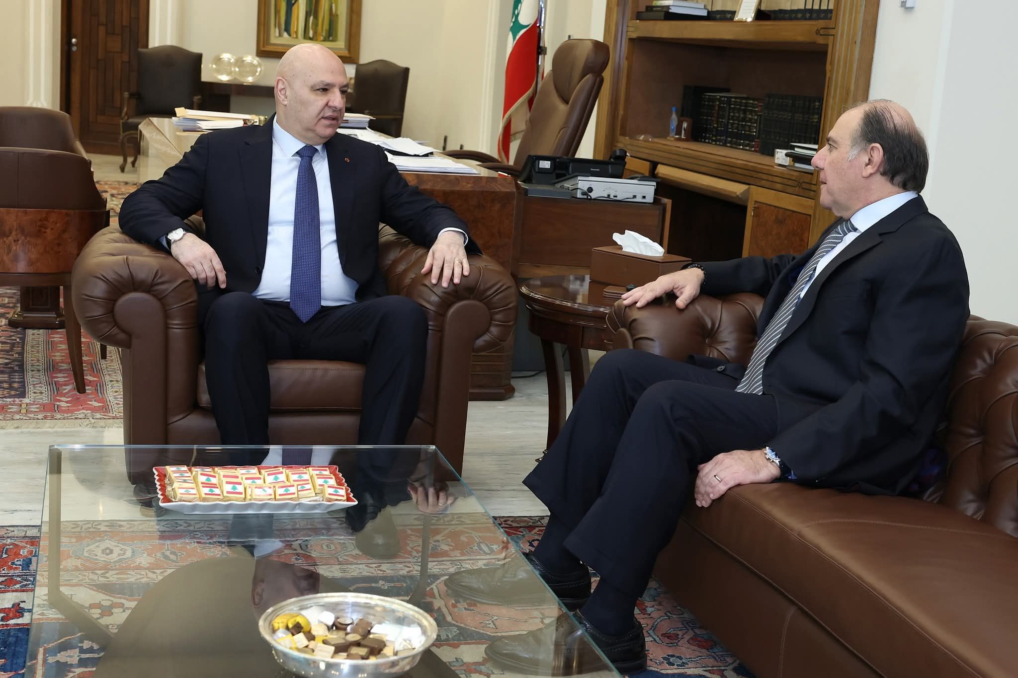 عون يتسلّم من حاكم مصرف لبنان إحاطة حول المداولات القضائية في فرنسا وملفات شبهات الاختلاس