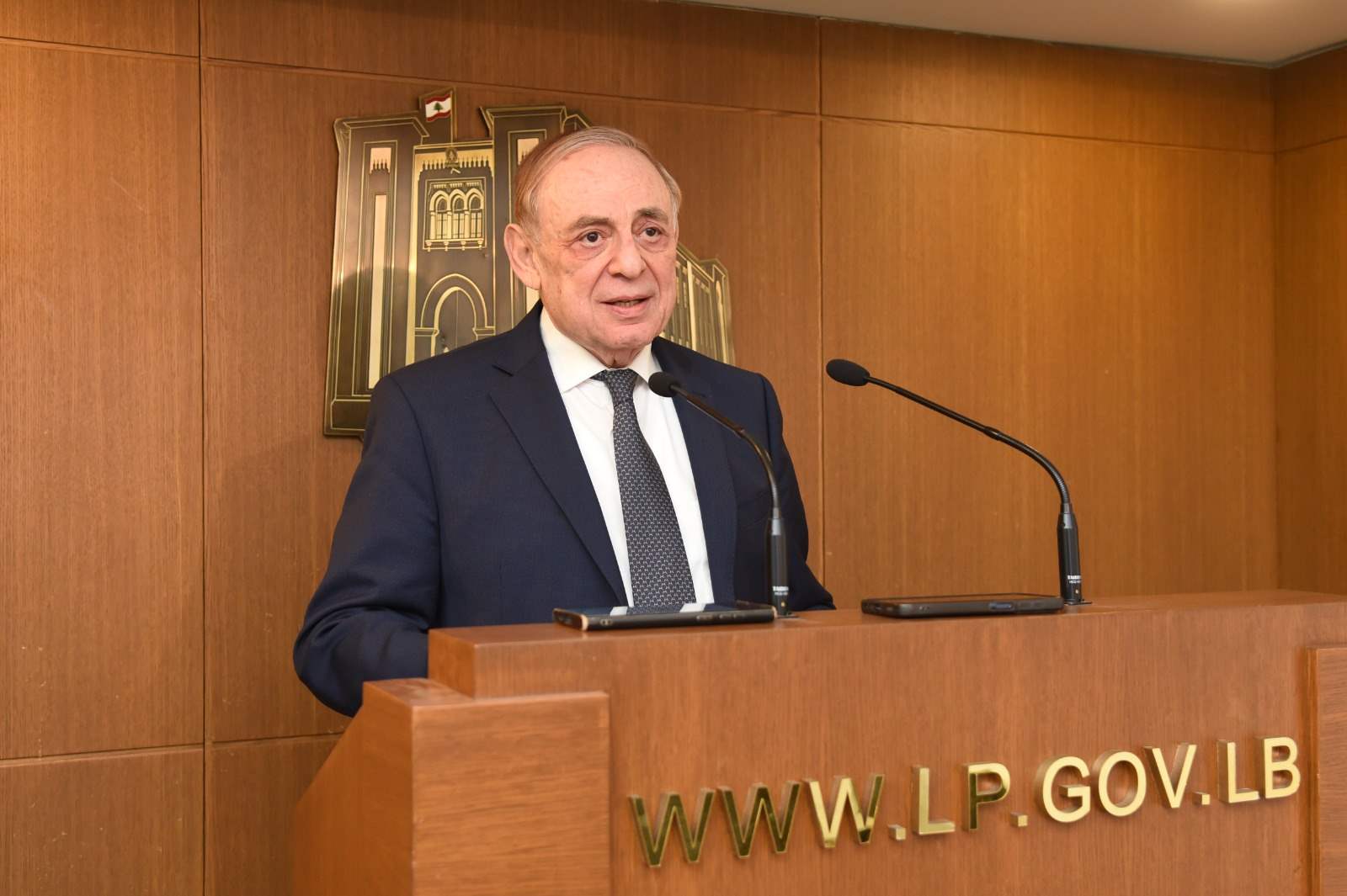 البستاني يحذّر الحكومة: أي قانون لا يضمن إعادة الودائع كاملة مرفوض وسيواجَه بمعارضة شديدة