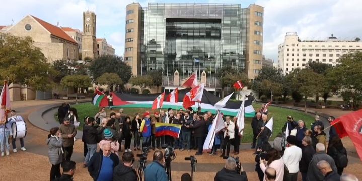 اتحاد الشباب الديمقراطي اللبناني ينظم وقفة تضامنية في بيروت دعمًا لفنزويلا ورفضًا للضغوط الإمبريالية