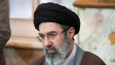 مجتبى خامنئي مُصاب بحروقٍ شديدة... وهكذا يتواصلون معه!