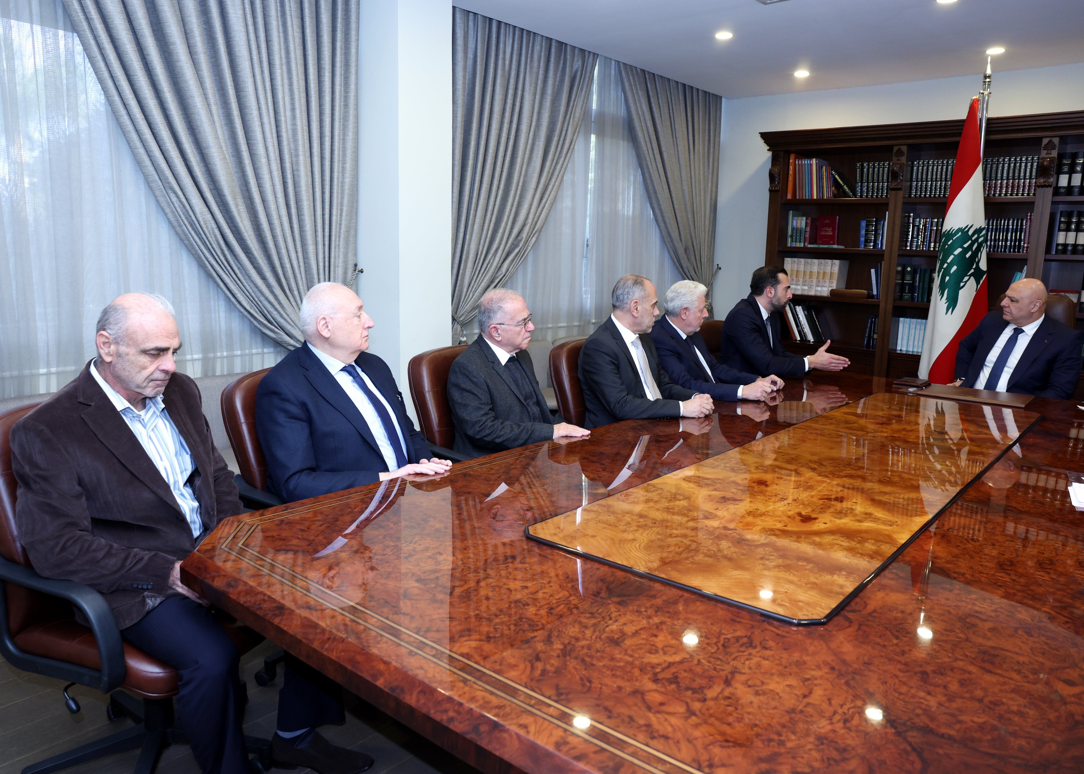 عون يبحث مطالب بلدات ساحل المتن الشمالي ويعد بمتابعة ملف رفع الإشارات عن الأملاك