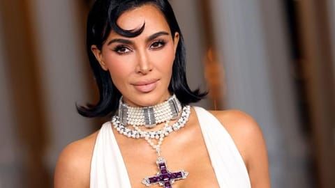 كوكايين مخبأ داخل ملابس علامة كيم كردشيان... ما القصة؟