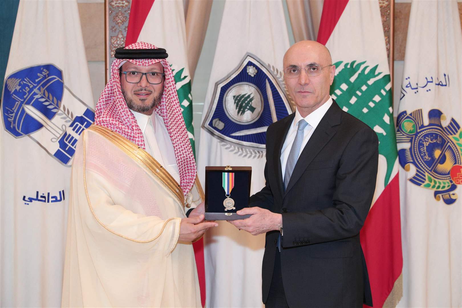 الحجار يُكرّم بخاري بميدالية رسمية في وداع دبلوماسي لافت يعكس عمق التعاون اللبناني–السعودي