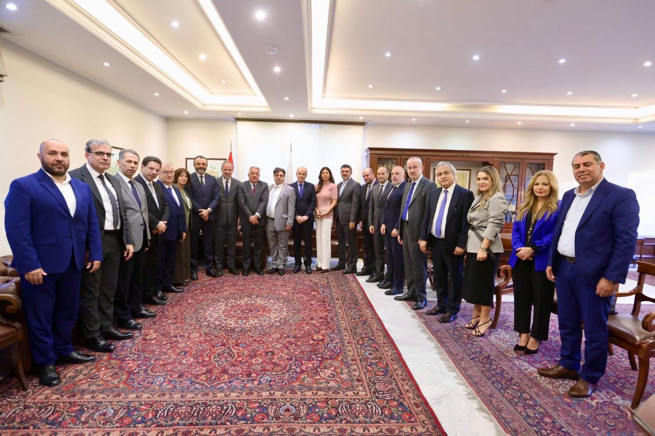 وفد من القوات اللبنانية يزور نقيب المحامين عماد مارتيونس مهنئاً بانتخابه