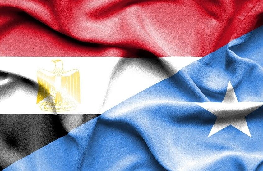 الرئيس الصومالي ووزير الدفاع المصري يتفقدان جاهزية القوات المصرية في بعثة الاتحاد الأفريقي