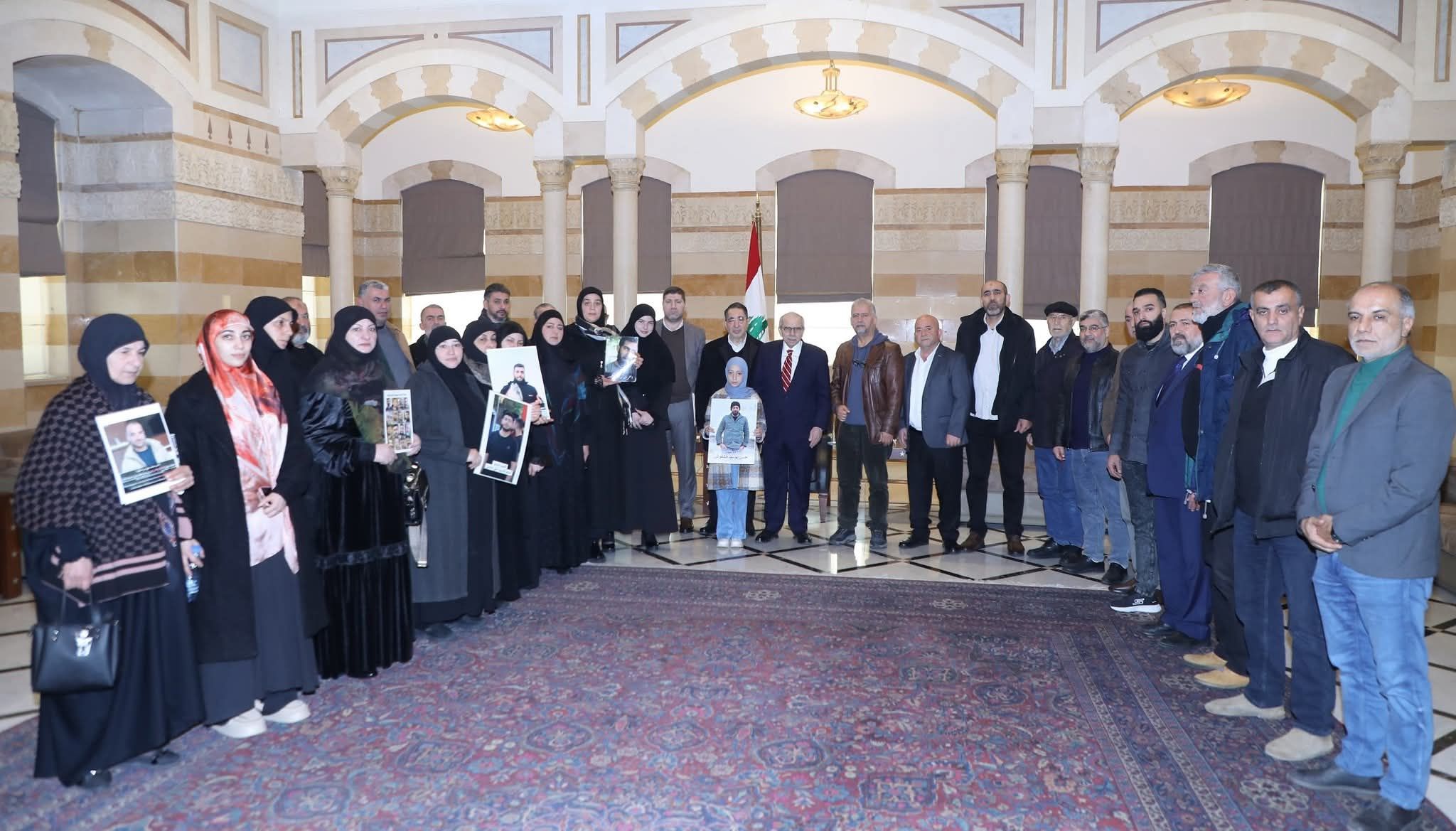 نواف سلام يؤكد متابعة ملف الأسرى اللبنانيين كأولوية وطنية خلال لقائه لجنة أهالي الأسرى