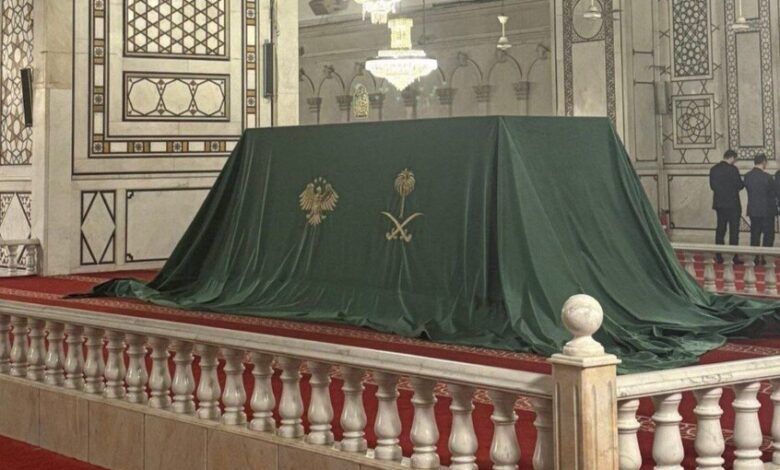 الشرع يكشف عن هدية من بن سلمان في ذكرى “عيد التحرير” ويضع قطعة من ستار الكعبة في المسجد الأموي