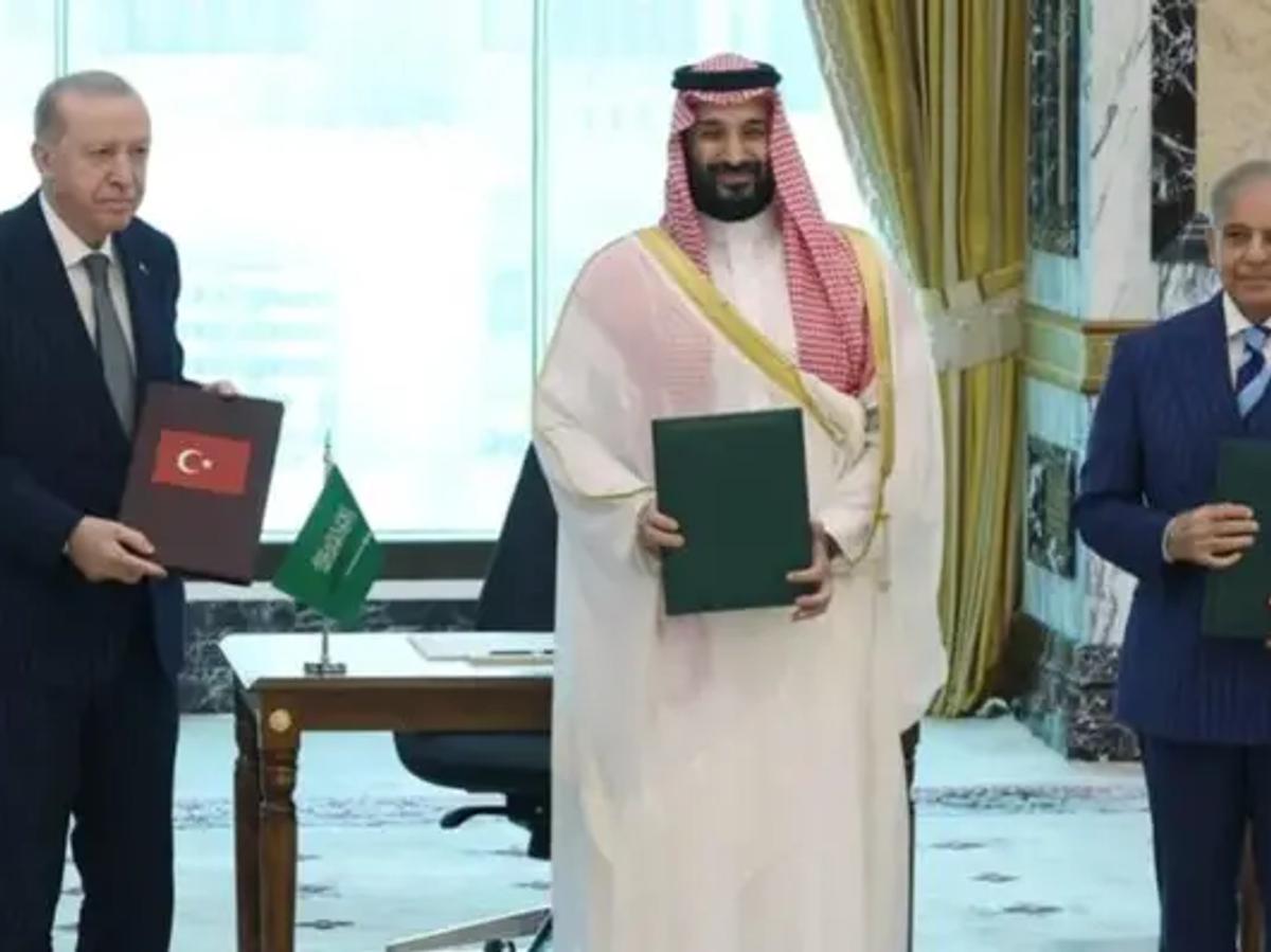 اتفاقية مكة تشعل المشهد الإقليمي... السعودية وتركيا وباكستان نحو شراكة دفاعية غير مسبوقة"
