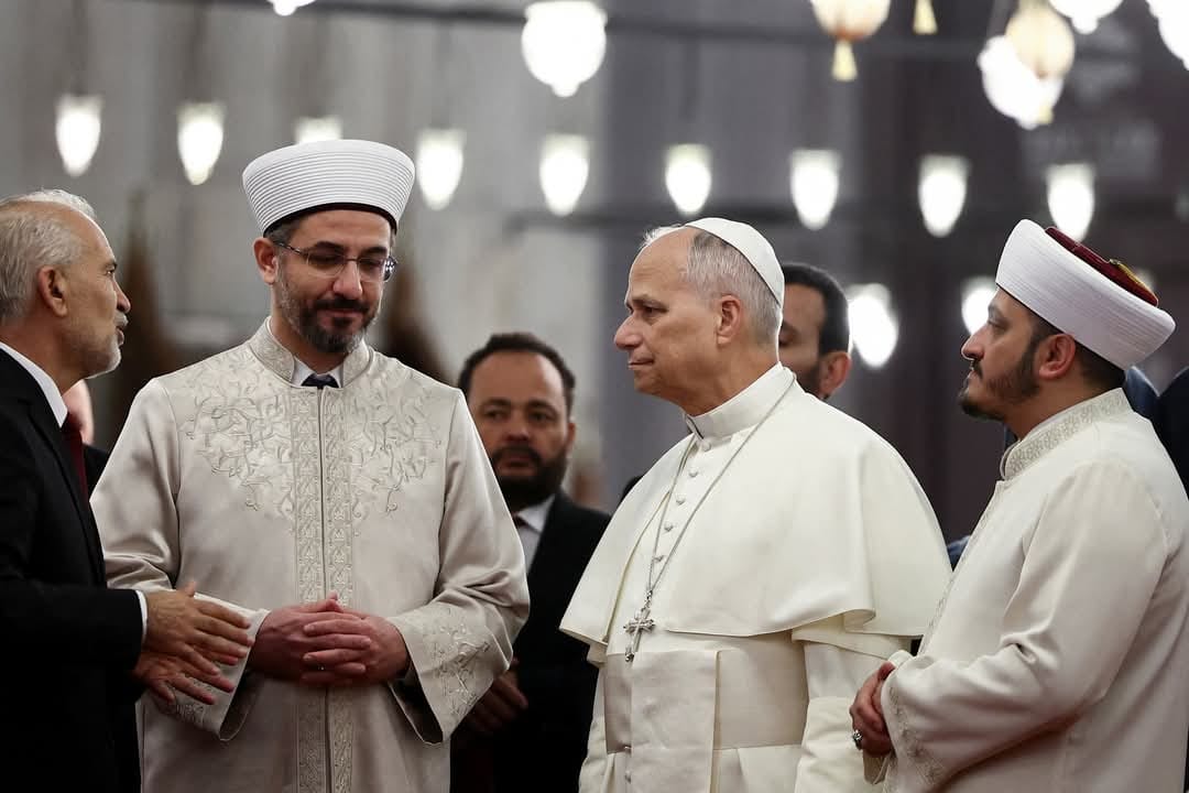  البابا لاوُن يزور مجمّع السلطان أحمد حافيَ القدمين احترامًا للمسلمين