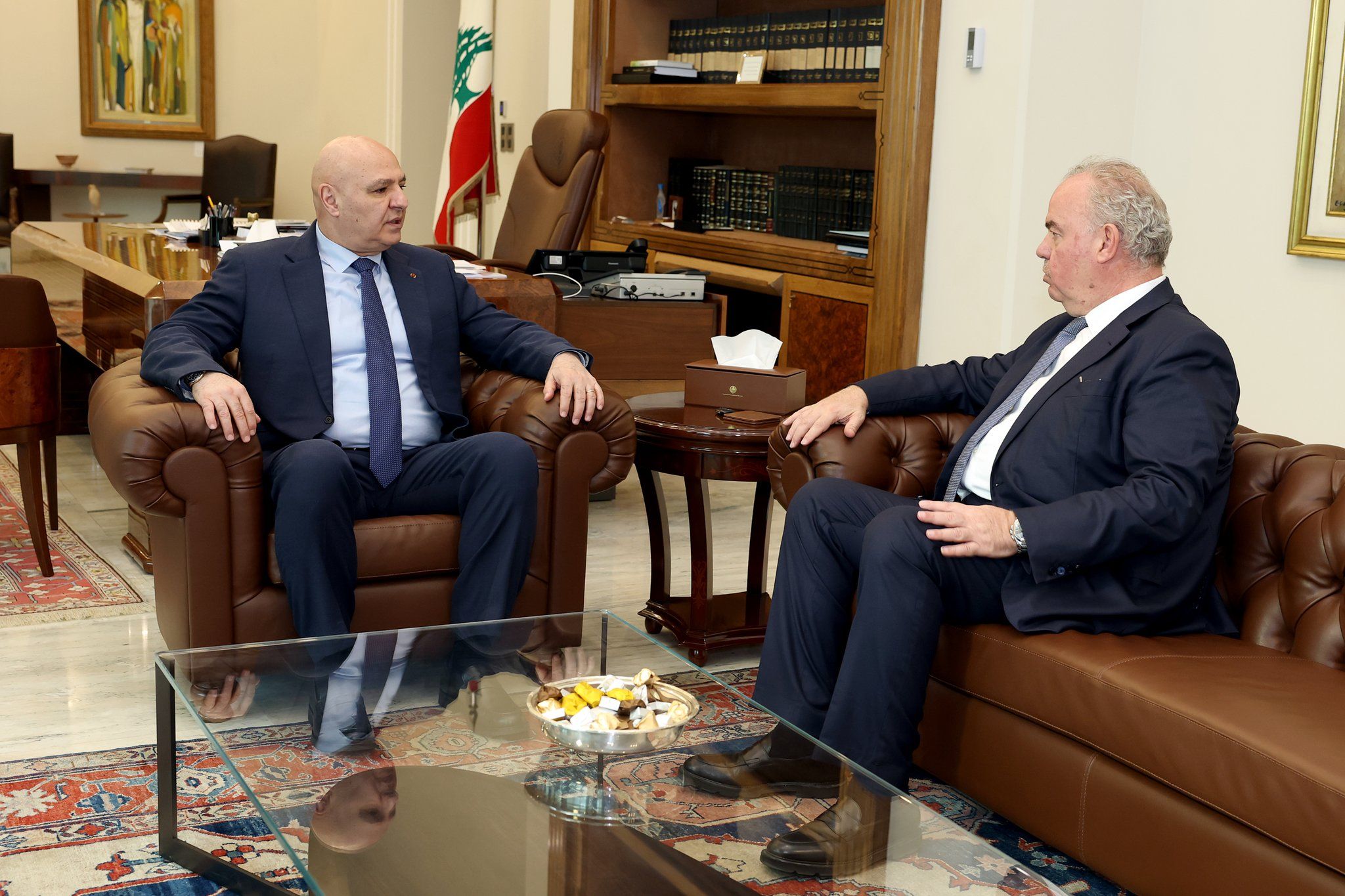 عون يواكب ملف الاتصالات مع الوزير شارل الحاج: نمو العائدات وتحسين الخدمات من دون زيادة التعرفة