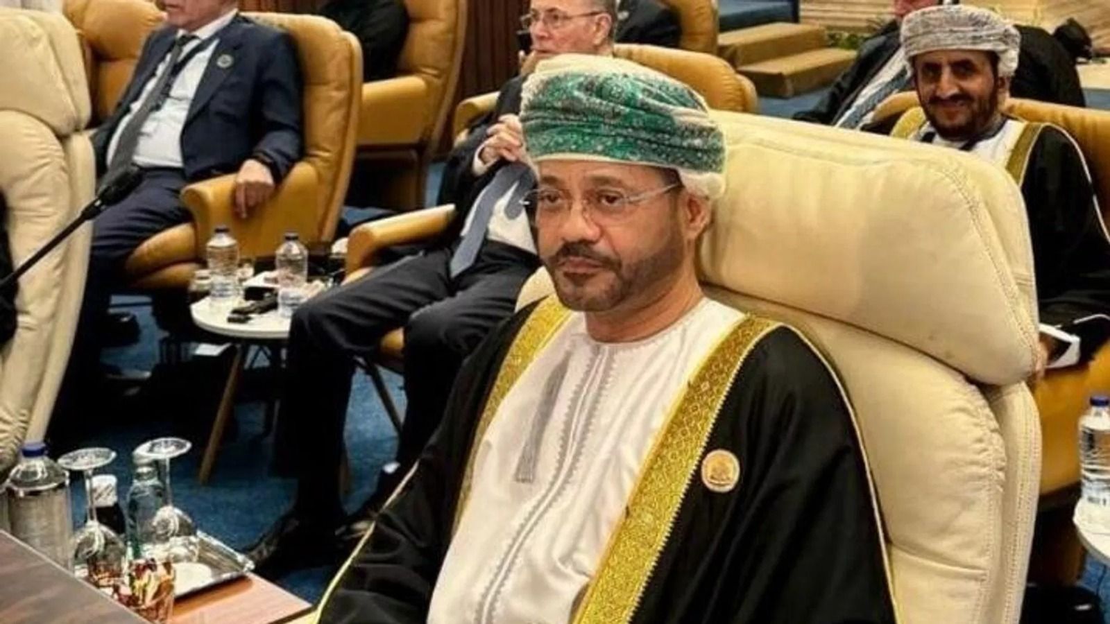 مسقط تحذّر من انفجار إقليمي وتدعو لإعادة رسم التحالفات بعد "كارثة الحرب"