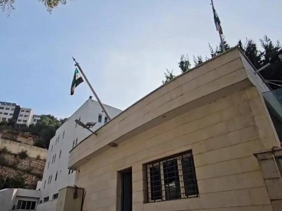 ضابط من نظام الأسد السابق في قبضة السلطات اللبنانية.. ما قصة توقيفه داخل السفارة السورية؟