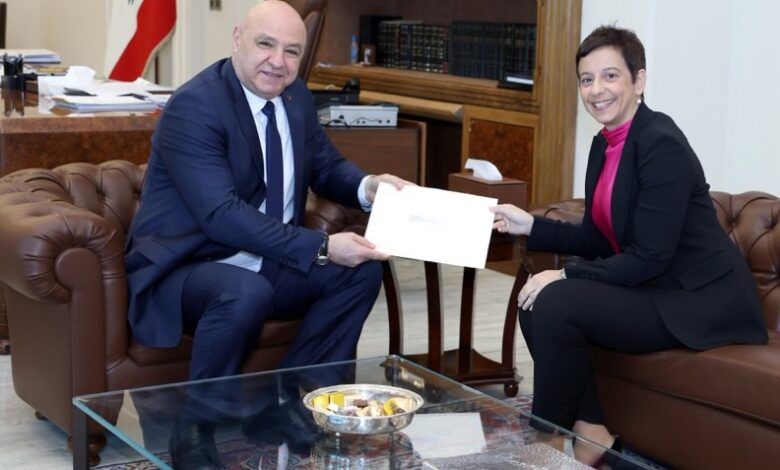 السفيرة القبرصية بزيارة الرئيس عون