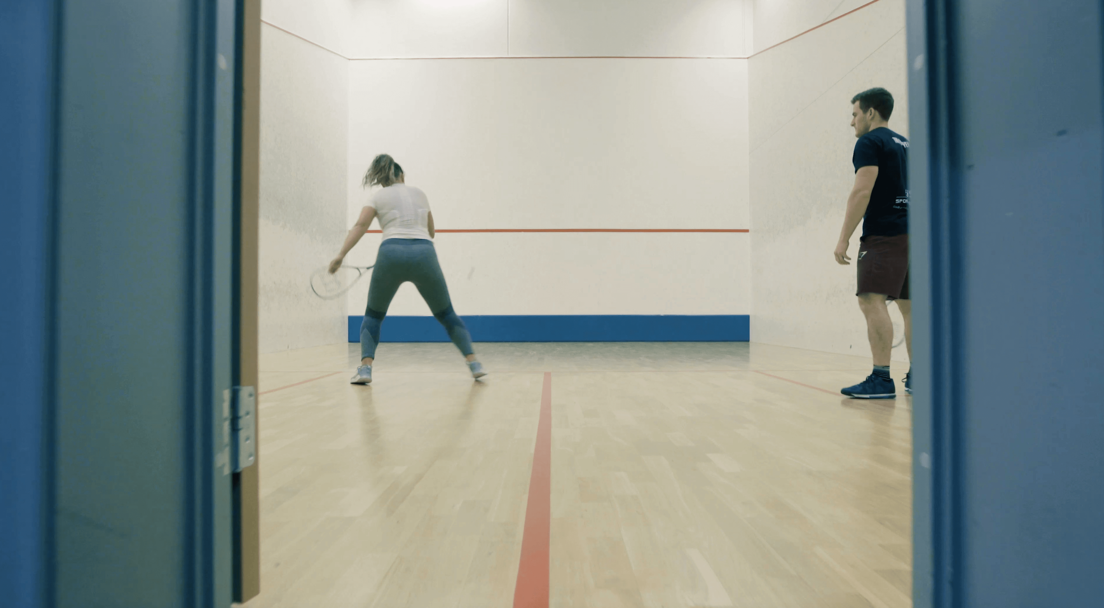 To personer spiller squash