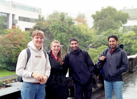 Kvinne som spiser et smakfullt rundstykke