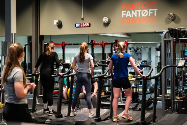 Ett glimt av vårt treningssenter på Fantoft. Det har et fullt utstyrt treningsstudio med vekter, manualer og ulikt treningsutstyr.