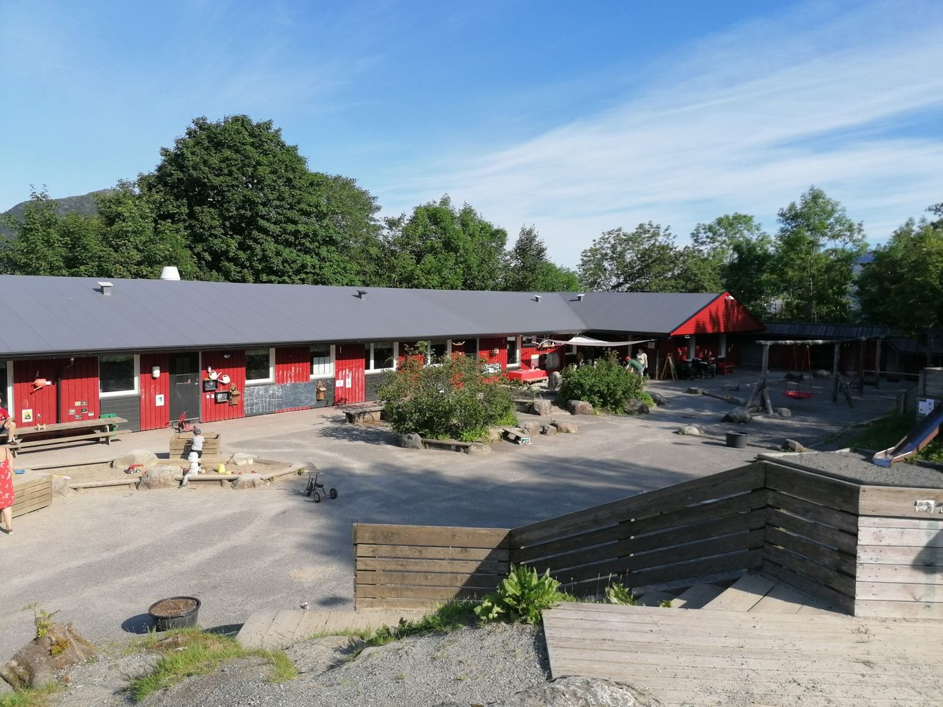 The facade and outdoor area of Sammen Oppigard Kindergarten.