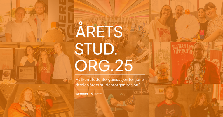 En glad gruppe studenter står ved en stand med et lykkehjul, deler smil og forventning.