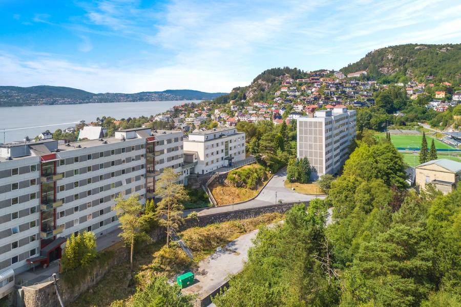 Kvinne som spiser et smakfullt rundstykke