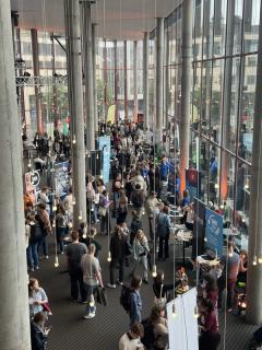 Kvinne som spiser et smakfullt rundstykke