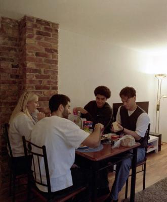 Fire studenter som spiser middag sammen