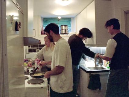 fire studenter lager mat sammen på kjøkkenet i et studentkollektiv