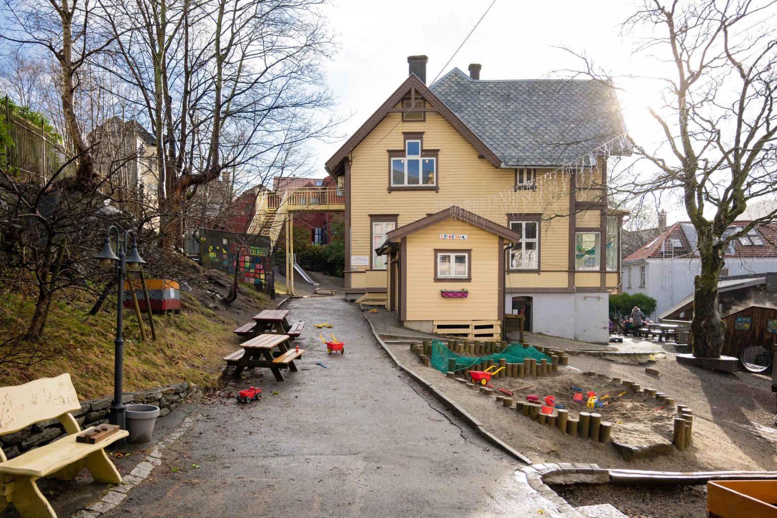 The facade and outdoor area of Sammen Jekteviken kindergarten.