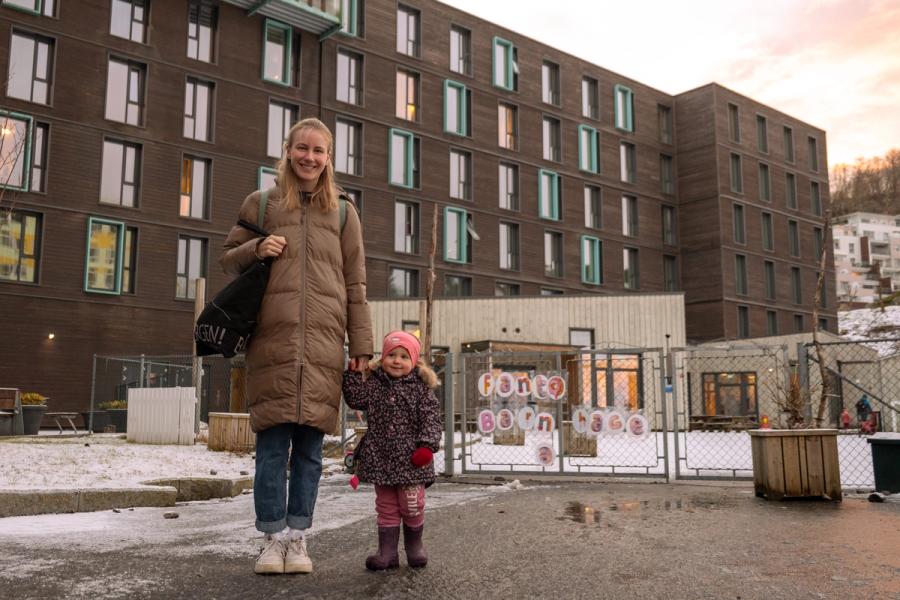 Studentmamma og datter utenfor Sammen Fantoft barnehage