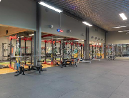 Kvinne som spiser et smakfullt rundstykke