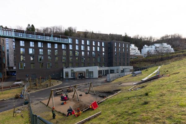 Fasaden og uteområdet til Sammen Fantoft barnehage.