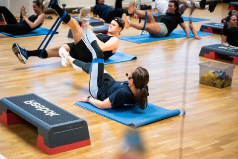 Kvinne som spiser et smakfullt rundstykke