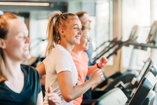 En gruppe studenter som løper på hver sine møller