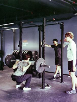 Kvinner trener med manualer på et treningsstudio.