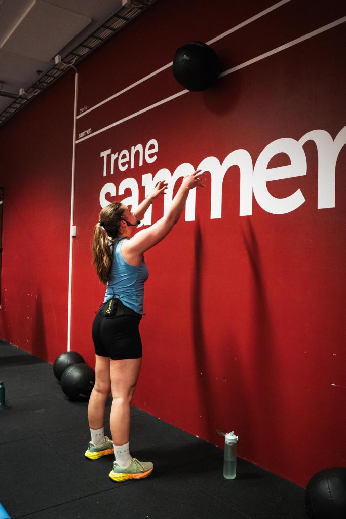 Jenter som kaster tung ball mot veggen