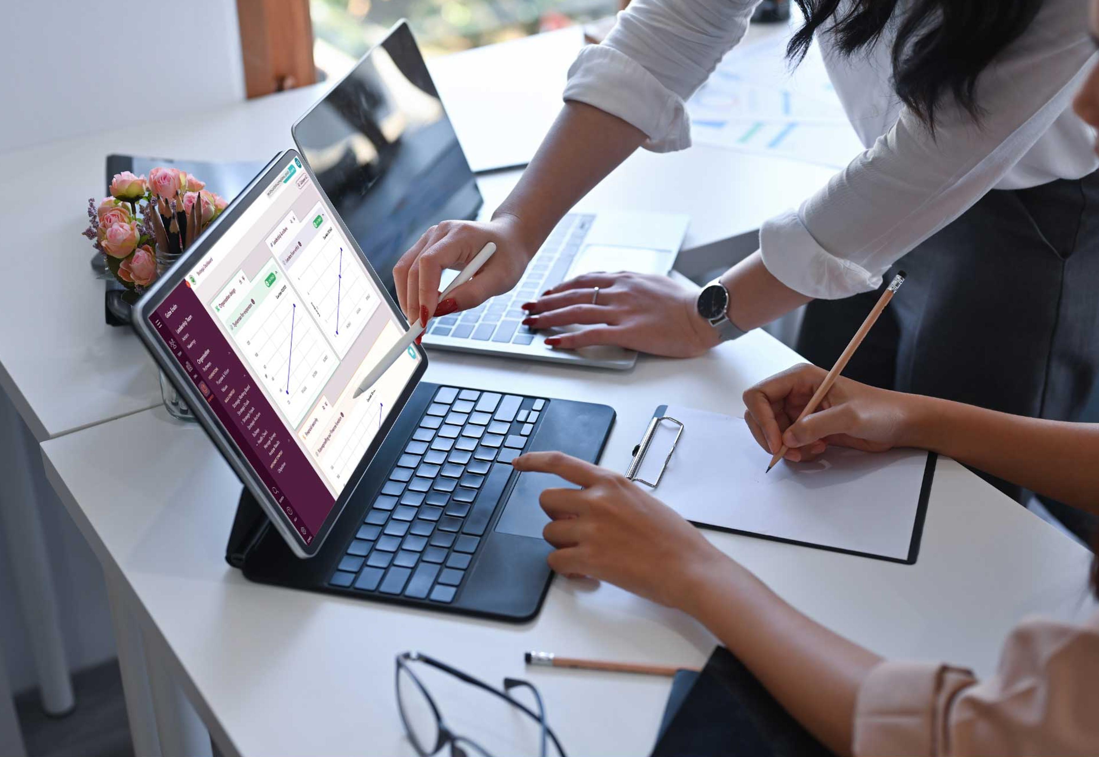 Manager mentoring a team member, demonstrating business platform dashboard measurable outcomes