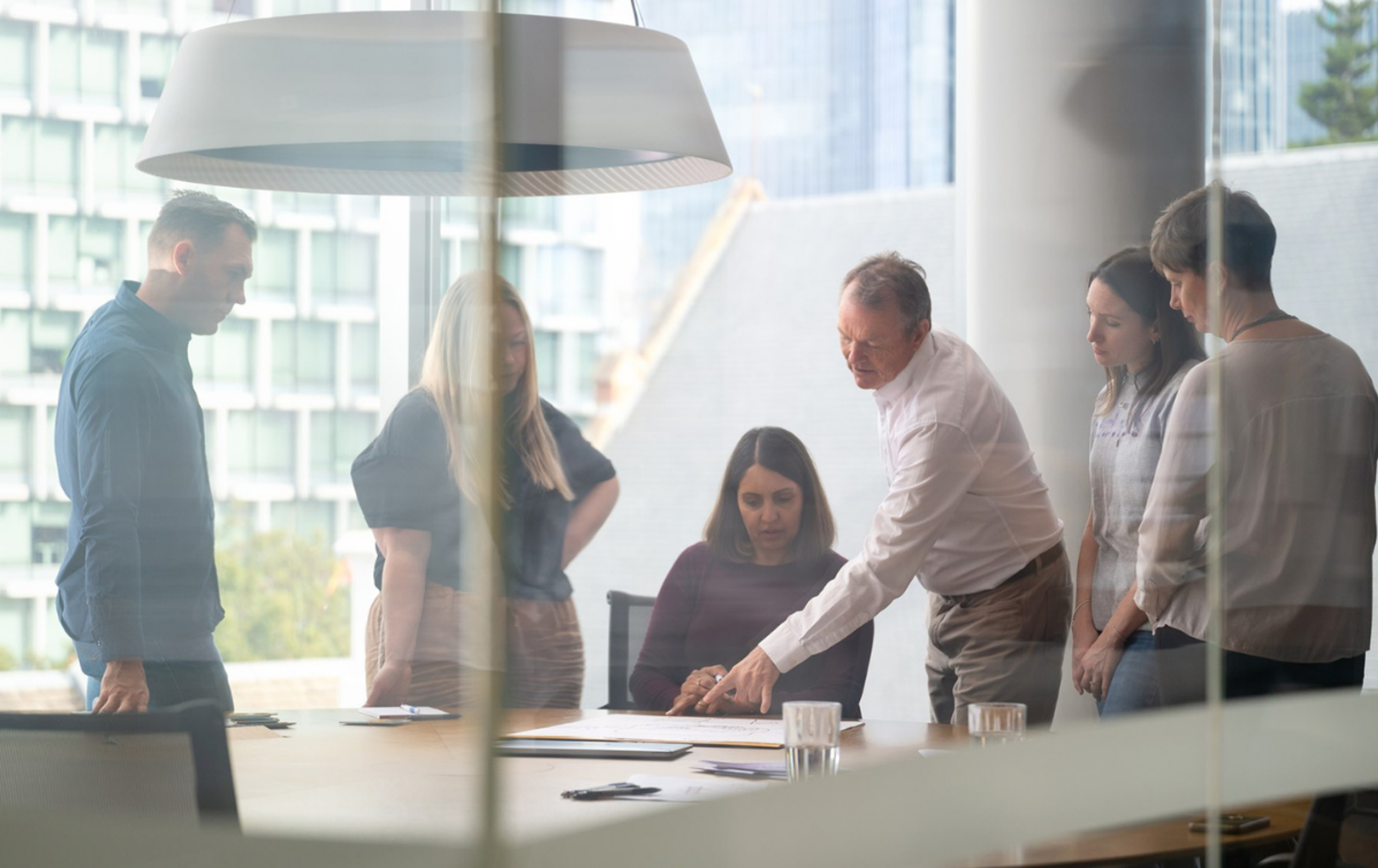 A team engaged in a structured discussion, demonstrating the impact of clear roles and responsibilities in workplace success.