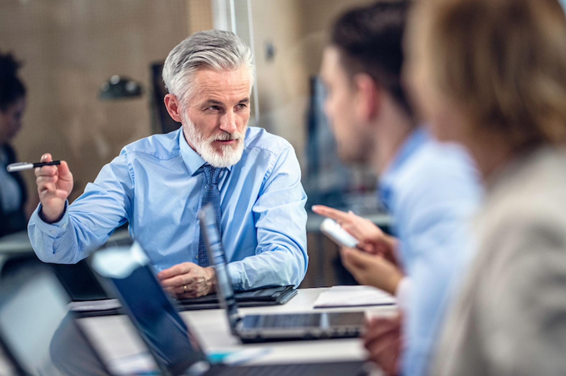 Manager providing feedback to employees, promoting a coaching culture within the organisation