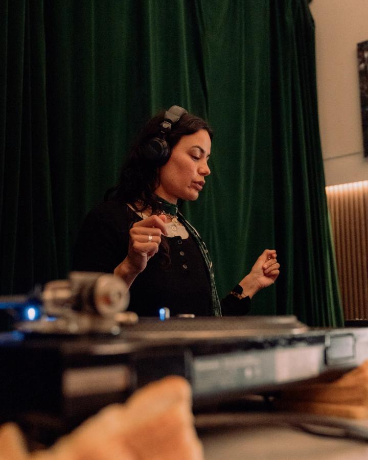 AJ Honeysuckle grooving