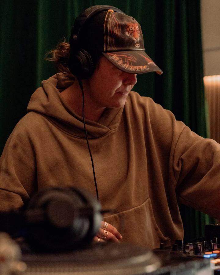 Aunty El having a mix