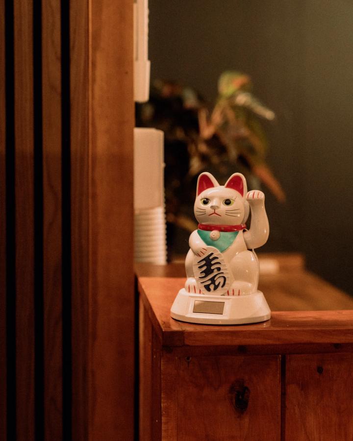 A maneki-neko cat on the bar