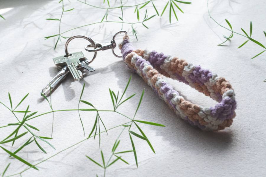 Mara | Lila: Accesorio de macramé hecho a mano (1)