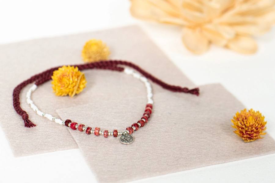 Juna - enkelbandje: Collana in perline di vetro fatta a mano (1)