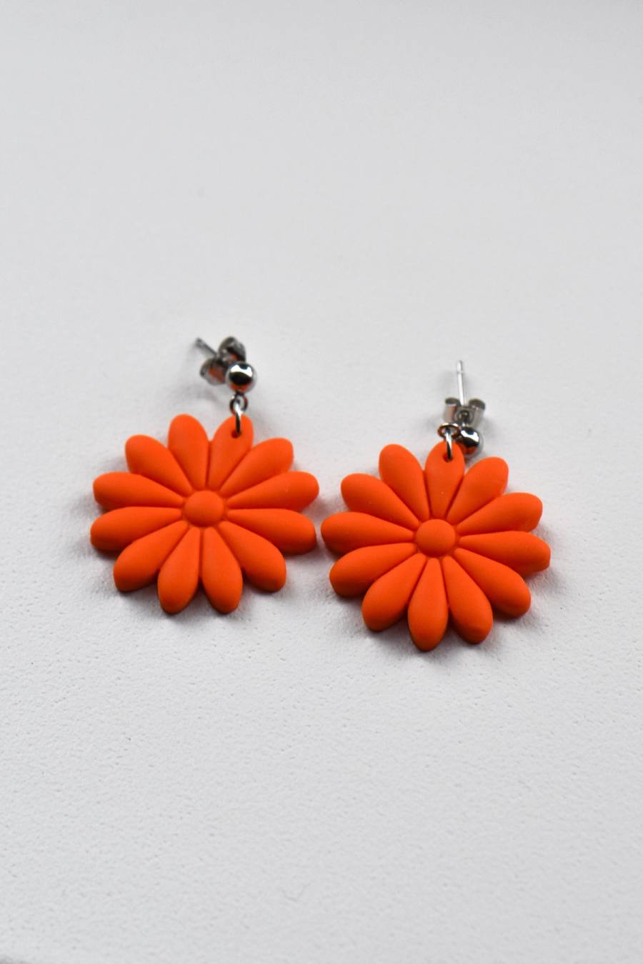 Orange - Small: Handgemaakte oorbellen van polymeer klei (1)
