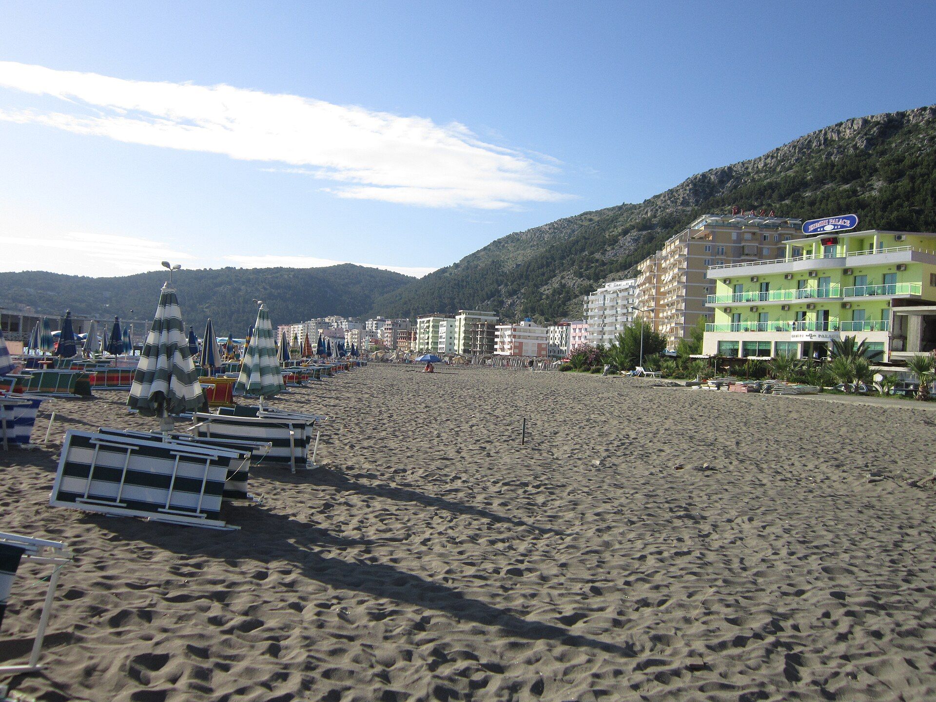 Shëngjin beach with the hotels along the front — Drdenn3