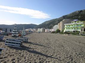 Shëngjin beach with the hotels along the front — Drdenn3