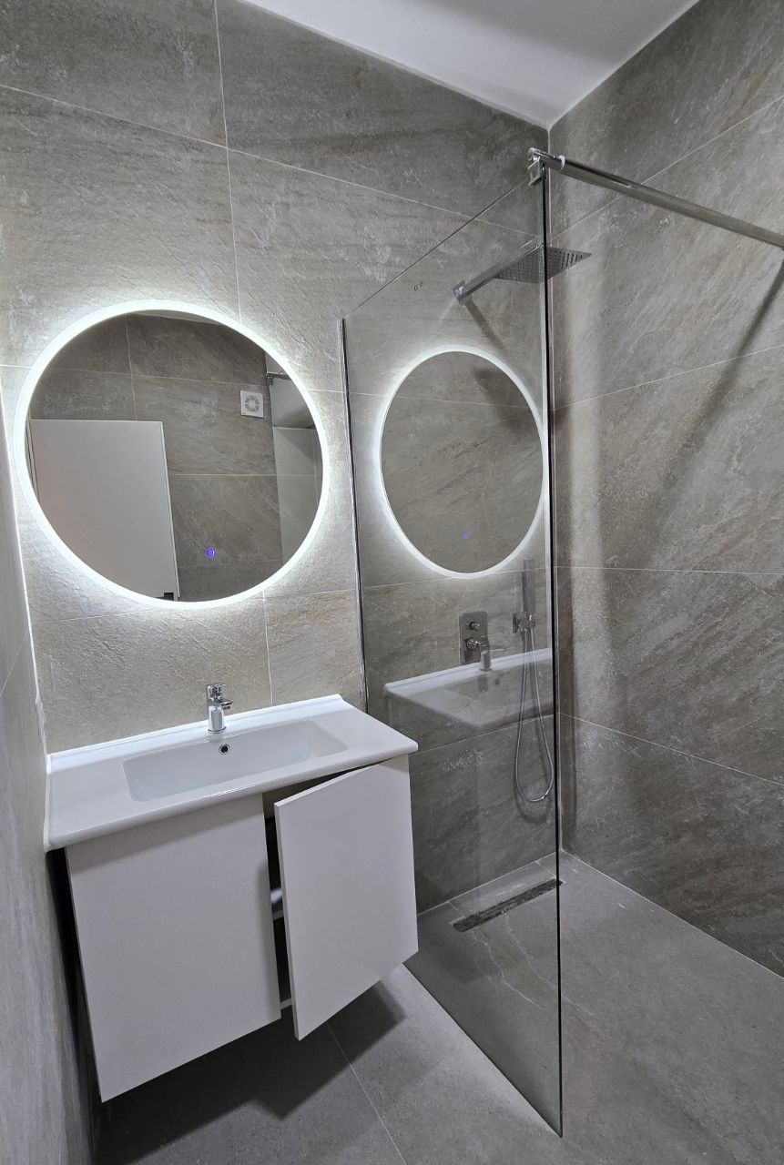 Apartament 2+1 pranë detit me rinovim të ri, lagjja Plazh